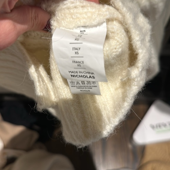 Beautiful Nicholas sweater - Picture 2 of 2